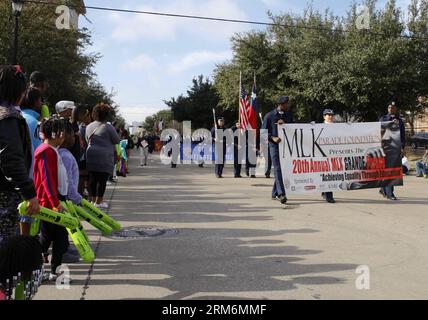 (140120) -- HOUSTON, Jan. 20, 2014 (Xinhua) -- People march during a parade to mark the Martin Luther King Day in Houston, Jan. 20, 2014. Various activities are held on the third Monday of January each year throughout the United States to honor Martin Luther King Jr., who was assassinated on April 4, 1968 at the age of 39. (Xinhua/Song Qiong) US-HOUSTON-MLK DAY-COMMEMORATION PUBLICATIONxNOTxINxCHN   Houston Jan 20 2014 XINHUA Celebrities March during a Parade to Mark The Martin Luther King Day in Houston Jan 20 2014 Various Activities are Hero ON The Third Monday of January each Year throughou Stock Photo