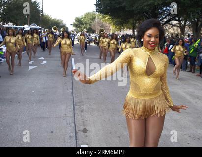 (140120) -- HOUSTON, 20. Januar 2014 (Xinhua) -- Cheerleader marschieren während einer Parade zum Martin Luther King Day in Houston, 20. Januar 2014. Am dritten Montag im Januar findet jedes Jahr in den Vereinigten Staaten eine Reihe von Aktivitäten statt, um Martin Luther King Jr. zu ehren, der am 4. April 1968 im Alter von 39 Jahren ermordet wurde. (Xinhua/Song Qiong) US-HOUSTON-MLK DAY-MEMORATION PUBLICATIONxNOTxINxCHN Houston 20. Januar 2014 XINHUA Cheerleader marschieren während einer Parade zum Martin Luther King Day in Houston 20. Januar 2014 verschiedene Aktivitäten sind Hero AM dritten Montag im Januar jedes Jahres Stockfoto