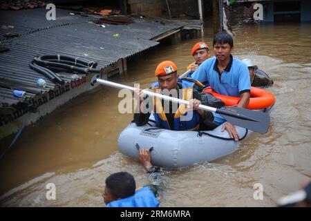 (140121) -- JAKARTA, 21. Januar 2014 (Xinhua) -- Personal der indonesischen Special Air Force evakuiert Bewohner aus einem überfluteten Viertel in Jakarta, Indonesien, 21. Januar 2014. Laut offiziellen Angaben töteten die Überschwemmungen, die die indonesische Hauptstadt Jakarta heimsuchten, acht Menschen und zwangen mehr als 60.000 andere, den Gewässern zu entkommen, als am Montag starke Regenfälle die Stadt immer wieder in Schwung brachten. (Xinhua/Zulkarnain)(bxq) INDONESIA-JAKARTA-FLOOD PUBLICATIONxNOTxINxCHN Jakarta 21. Januar 2014 XINHUA indonesisches Special Air Force Personal evakuiert Bewohner aus einer überfluteten Nachbarschaft in Jakarta Indonesien 21. Januar 2014 Wid Stockfoto