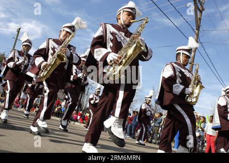 (140120) -- HOUSTON, 20. Januar 2014 (Xinhua) -- Eine Studentenband marschiert während einer Parade zum Martin Luther King Day in Houston, 20. Januar 2014. Am dritten Montag im Januar findet jedes Jahr in den Vereinigten Staaten eine Reihe von Aktivitäten statt, um Martin Luther King Jr. zu ehren, der am 4. April 1968 im Alter von 39 Jahren ermordet wurde. (Xinhua/Song Qiong) US-HOUSTON-MLK DAY-MEMORATION PUBLICATIONxNOTxINxCHN Houston 20. Januar 2014 XINHUA A Student Tie Marches während einer Parade zum Martin Luther King Day in Houston 20. Januar 2014 verschiedene Aktivitäten sind Hero AM dritten Montag im Januar Stockfoto