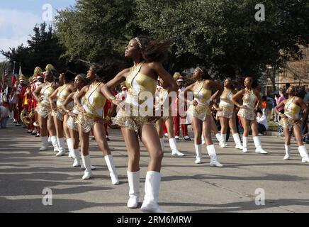 (140120) -- HOUSTON, 20. Januar 2014 (Xinhua) -- Cheerleader marschieren während einer Parade zum Martin Luther King Day in Houston, 20. Januar 2014. Am dritten Montag im Januar findet jedes Jahr in den Vereinigten Staaten eine Reihe von Aktivitäten statt, um Martin Luther King Jr. zu ehren, der am 4. April 1968 im Alter von 39 Jahren ermordet wurde. (Xinhua/Song Qiong) US-HOUSTON-MLK DAY-MEMORATION PUBLICATIONxNOTxINxCHN Houston 20. Januar 2014 XINHUA Cheerleader marschieren während einer Parade zum Martin Luther King Day in Houston 20. Januar 2014 verschiedene Aktivitäten sind Hero AM dritten Montag im Januar jedes Jahres Stockfoto