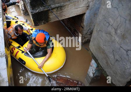 (140121) -- JAKARTA, 21. Januar 2014 (Xinhua) -- Personal der indonesischen Special Air Force evakuiert Bewohner aus einem überfluteten Viertel in Jakarta, Indonesien, 21. Januar 2014. Laut offiziellen Angaben töteten die Überschwemmungen, die die indonesische Hauptstadt Jakarta heimsuchten, acht Menschen und zwangen mehr als 60.000 andere, den Gewässern zu entkommen, als am Montag starke Regenfälle die Stadt immer wieder in Schwung brachten. (Xinhua/Zulkarnain)(bxq) INDONESIA-JAKARTA-FLOOD PUBLICATIONxNOTxINxCHN Jakarta 21. Januar 2014 XINHUA indonesisches Special Air Force Personal evakuiert Bewohner aus einer überfluteten Nachbarschaft in Jakarta Indonesien 21. Januar 2014 Wid Stockfoto