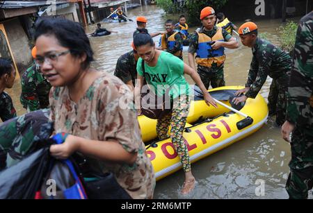 (140121) -- JAKARTA, 21. Januar 2014 (Xinhua) -- Personal der indonesischen Special Air Force evakuiert Bewohner aus einem überfluteten Viertel in Jakarta, Indonesien, 21. Januar 2014. Laut offiziellen Angaben töteten die Überschwemmungen, die die indonesische Hauptstadt Jakarta heimsuchten, acht Menschen und zwangen mehr als 60.000 andere, den Gewässern zu entkommen, als am Montag starke Regenfälle die Stadt immer wieder in Schwung brachten. (Xinhua/Zulkarnain)(bxq) INDONESIA-JAKARTA-FLOOD PUBLICATIONxNOTxINxCHN Jakarta 21. Januar 2014 XINHUA indonesisches Special Air Force Personal evakuiert Bewohner aus einer überfluteten Nachbarschaft in Jakarta Indonesien 21. Januar 2014 Wid Stockfoto