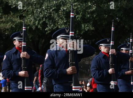 (140120) -- HOUSTON, 20. Januar 2014 (Xinhua) -- Mitglieder einer Ehrenwache marschieren während einer Parade zum Martin Luther King Day in Houston, 20. Januar 2014. Am dritten Montag im Januar findet jedes Jahr in den Vereinigten Staaten eine Reihe von Aktivitäten statt, um Martin Luther King Jr. zu ehren, der am 4. April 1968 im Alter von 39 Jahren ermordet wurde. (Xinhua/Song Qiong) US-HOUSTON-MLK DAY-MEMORATION PUBLICATIONxNOTxINxCHN Houston 20. Januar 2014 XINHUA Mitglieder der zu EHREN Wacheinheit März während einer Parade zum Martin Luther King Day in Houston 20. Januar 2014 verschiedene Aktivitäten sind Hero ON the Stockfoto