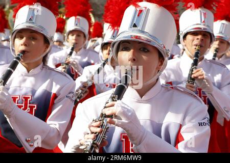 (140120) -- HOUSTON, 20. Januar 2014 (Xinhua) -- Eine Studentenband marschiert während einer Parade zum Martin Luther King Day in Houston, 20. Januar 2014. Am dritten Montag im Januar findet jedes Jahr in den Vereinigten Staaten eine Reihe von Aktivitäten statt, um Martin Luther King Jr. zu ehren, der am 4. April 1968 im Alter von 39 Jahren ermordet wurde. (Xinhua/Song Qiong) US-HOUSTON-MLK DAY-MEMORATION PUBLICATIONxNOTxINxCHN Houston 20. Januar 2014 XINHUA A Student Tie Marches während einer Parade zum Martin Luther King Day in Houston 20. Januar 2014 verschiedene Aktivitäten sind Hero AM dritten Montag im Januar Stockfoto