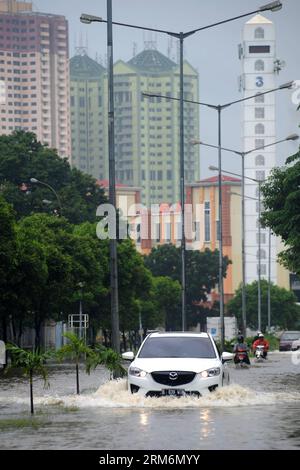 (140121) -- JAKARTA, 21. Januar 2014 (Xinhua) -- Fahrzeuge bewegen sich auf einer überfluteten Straße in Kemayoran in Jakarta, Indonesien, 21. Januar 2013. Die durch starken Regen verursachte Überschwemmung hat acht Menschen getötet und mehr als 60.000 andere gezwungen, aus ihrem Haus in Jakarta zu fliehen, sagte der Beamte. (Xinhua/Veri Sanovri)(zhf) INDONESIA-JAKARTA-FLOOD PUBLICATIONxNOTxINxCHN Jakarta 21. Januar 2014 XINHUA-FAHRZEUGE bewegen sich AUF einer überfluteten Straße IN Jakarta Indonesien 21. Januar 2013 Überschwemmung durch starken Regen hat acht Prominente GETÖTET und über 60 000 andere gezwungen, aus ihrem Haus in Jakarta zu fliehen Offizieller sagte XINHUA Veri Indon Stockfoto