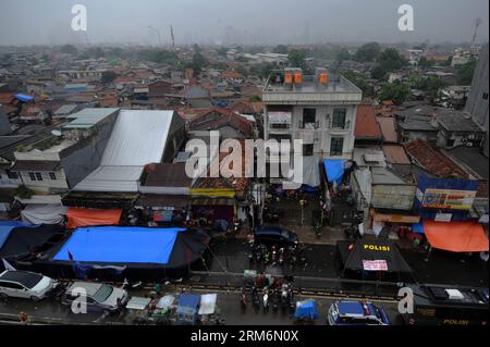 (140121) -- JAKARTA, 21. Januar 2014 (Xinhua) -- temporäre Unterkünfte werden auf einer Straße in Jakarta, Indonesien, 21. Januar 2013 gesehen. Die durch starken Regen verursachte Überschwemmung hat acht Menschen getötet und mehr als 60.000 andere gezwungen, aus ihrem Haus in Jakarta zu fliehen, sagte der Beamte. (Xinhua/Veri Sanovri)(zhf) INDONESIA-JAKARTA-FLOOD PUBLICATIONxNOTxINxCHN Jakarta 21. Januar 2014 XINHUA Temporary are Lakes ON a Road in Jakarta Indonesien 21. Januar 2013 Überschwemmung durch starken Regen hat acht Prominente GETÖTET und über 60 000 andere gezwungen, aus ihrem Haus in Jakarta zu fliehen Offizieller sagte XINHUA Veri Indonesia Jakarta Stockfoto