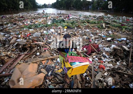 (140122) -- JAKART, 22. Januar 2014 (Xinhua) -- Ein Mann trägt Recyclingmaterial in Müll in Jakarta, Indonesien, 22. Januar 2014. In der indonesischen Hauptstadt Jakarta haben einige der Vertriebenen begonnen, ihre Häuser zu säubern, während die Überschwemmung zurückgeht, aber sie zögern immer noch, nachts zurückzukehren, so die Beamten. (Xinhua/Veri Sanovri) (zjl) INDONESIEN-JAKARTA-FLOOD PUBLICATIONxNOTxINxCHN 22. Januar 2014 XINHUA ein Mann trägt Müll in Jakarta Indonesien 22. Januar 2014 in der indonesischen Hauptstadt Jakarta einige der vertriebenen Prominenten haben begonnen, ihre Häuser zu reinigen Stockfoto