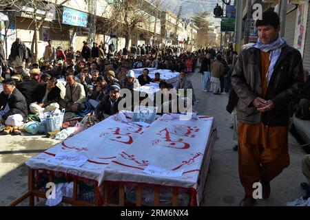 (140123) -- QUETTA, 23. Januar 2014 (Xinhua) -- pakistanische schiitische Muslime sitzen neben Särgen, die die Überreste der bei einem Bombenanschlag während eines Protestes im südwestlichen pakistanischen Quetta am 23. Januar 2014 Getöteten tragen. Die Proteste gegen den Selbstmordanschlag vom Dienstag, bei dem 28 schiitische Muslime in Pakistans südwestlicher Provinz Belutschistan getötet wurden, setzten sich am Donnerstag in fast allen großen Städten des Landes zum zweiten Mal in Folge fort. (Xinhua/Asad) PAKISTAN-QUETTA-PROTEST PUBLICATIONxNOTxINxCHN Quetta Jan 23 2014 XINHUA pakistanische schiitische Muslime sitzen neben Coffin und tragen die Überreste der bei einem Bombenanschlag GETÖTETEN Stockfoto