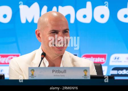 Die US-Sängerin Pitbull nimmt an einer Pressekonferenz nach einem regelmäßigen Treffen des FIFA Local Organizing CoCommittee LOC in Rio de Janeiro, Brasilien, am 23. Januar 2014 Teil. FIFA LOC gab hier am Donnerstag bekannt, dass die US-Popsängerin Jennifer Lopez, Pitbull und die brasilianische Sängerin Claudia Leitte gemeinsam den offiziellen Titelsong We Are One für die FIFA Fussball-Weltmeisterschaft 2014 singen werden. XINHUA/XU ZIJIAN SP BRASILIEN-RIO DE JANEIRO-FIFA-WM-THEMA SONG-PRESSE-KONFERENZ PUBLICATIONXNOTXINXCHN Stockfoto