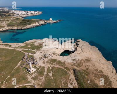 Die Küste zwischen Otranto und San Foca hat Klippen mit zahlreichen natürlichen Löchern oder Löchern, die im Mittelalter von Menschen gegraben wurden Stockfoto