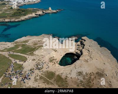 Die Küste zwischen Otranto und San Foca hat Klippen mit zahlreichen natürlichen Löchern oder Löchern, die im Mittelalter von Menschen gegraben wurden Stockfoto