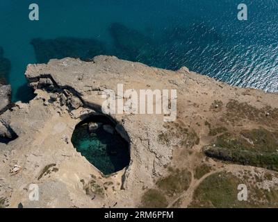 Die Küste zwischen Otranto und San Foca hat Klippen mit zahlreichen natürlichen Löchern oder Löchern, die im Mittelalter von Menschen gegraben wurden Stockfoto