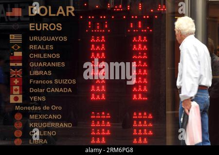 (140124) -- BUENOS AIRES, Jan. 24, 2014 (Xinhua) -- A pedestrian walks in front of a currency exchange house in the city of Buenos Aires, capital of Argentina, on Jan. 24, 2014. The Chief of Cabinet of Ministers of Argentina Jorge Capitanich announced on Friday that from Monday on, Argentine people will be possible to buy dollars in Argentina. (Xinhua/Daniel Dabove/TELAM) ARGENTINA-BUENOS AIRES-ECONOMY-EXCHANGE PUBLICATIONxNOTxINxCHN   Buenos Aires Jan 24 2014 XINHUA a Pedestrian Walks in Front of a Currency Exchange House in The City of Buenos Aires Capital of Argentina ON Jan 24 2014 The Chi Stock Photo