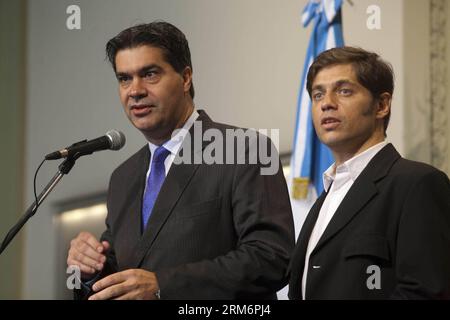 BUENOS AIRES, 24. Januar 2014 -- Jorge Capitanich (L), Kabinettschef von Präsident Cristina Kirchner, spricht neben dem Wirtschaftsminister Axel Kicillof während einer Pressekonferenz im Präsidentenpalast in Buenos Aires, Argentinien, am 24. Januar 2014. Capitanich gab den Umzug bekannt, nachdem der Peso am Donnerstag seinen schlimmsten eintägigen Tauchgang seit 2002 erlitt, und erklärte, dass die Kontrollen immer als vorübergehend angesehen wurden und ihren Zweck erfüllt hatten.(Xinhua/Ricardo Ceppi/TELAM)(zhf) ARGENTINA-BUENOS Aires-POLITICS-KICILLOF PUBLICATIONxNOTxINxCHN Buenos Aires, 24. Januar 2014, Präsident von Jorge Stockfoto