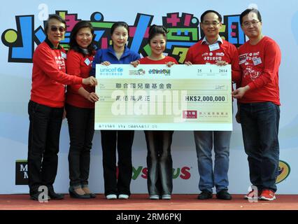 (140125) -- HONG KONG, 25. Januar 2014 (Xinhua) -- pensionierter vierfacher Olympiasieger Guo Jingjing (3. L) und Judy Chen (3. R), Vorsitzende des Hong Kong Committee for the United Nations Children s Fund (UNICEF), nahmen am 25. Januar 2014 an einer Spendenzeremonie in Hongkong, Südchina, Teil. Guo wurde am Samstag zum UNICEF HK-Botschafter ernannt. (Xinhua/Lo Ping Fai) (ry) CHINA-HONG KONG-UNICEF-BOTSCHAFTER (CN) PUBLICATIONxNOTxINxCHN Hong KONG Jan 25 2014 XINHUA pensionierte viermaligen Olympiasieger Guo Jing Jing 3rd l und Judy Chen 3rd r Vorsitzende des Hong Kong Committee for the United Nations Stockfoto