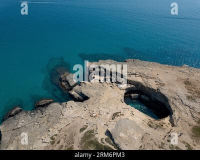 Die Küste zwischen Otranto und San Foca hat Klippen mit zahlreichen natürlichen Löchern oder Löchern, die im Mittelalter von Menschen gegraben wurden Stockfoto