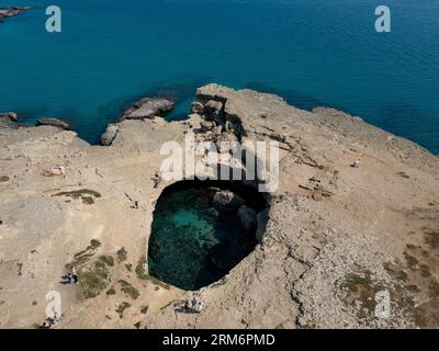 Die Küste zwischen Otranto und San Foca hat Klippen mit zahlreichen natürlichen Löchern oder Löchern, die im Mittelalter von Menschen gegraben wurden Stockfoto