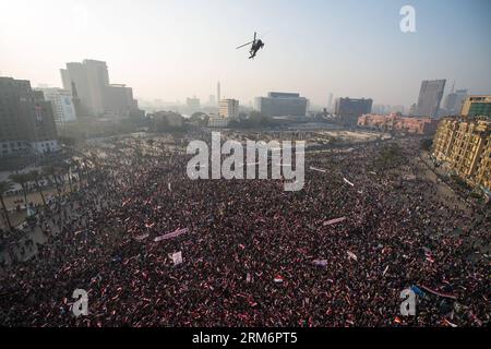 (140125) -- KAIRO, 25. Januar 2014 (Xinhua) -- Ägypter versammeln sich auf dem Tahrir-Platz, um den dritten Jahrestag des gestürzten Ex-Präsidenten Hosni Mubarak in Kairo, Ägypten, am 25. Januar 2014 zu feiern. (Xinhua/Pan Chaoyue) EGYPT-CAIRO-CELEBRATION-ANNIVERSARY-MUBARAK PUBLICATIONxNOTxINxCHN Cairo Jan 25 2014 XINHUA Ägypter versammeln sich AUF DEM Tahrir-Platz, um den dritten Jahrestag von Thatcher zu feiern, der Ex-Präsident Hosni Mubarak in Kairo Ägypten AM 25 2014 Stockfoto