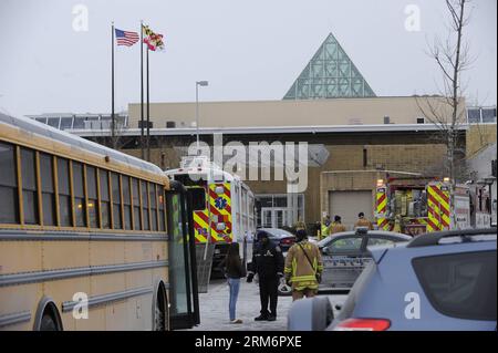 Rettungskräfte stehen vor der Columbia Town Center Mall, nachdem am 25. Januar 2014 drei Menschen bei einer Schießerei in der Mall in Columbia of Maryland, USA, getötet wurden. (Xinhua/Zhang Jun) US-MARYLAND-COLUMBIA-MALL-SHOOTING PUBLICATIONxNOTxINxCHN Rettungsstand vor der Columbia Town Center Mall, nachdem drei Prominente bei einem Shooting in der Mall in Columbia of Maryland USA AM 25 2014. Januar GETÖTET wurden XINHUA Zhang jun U.S. Maryland Columbia Mall Shooting PUBLATIONxNOTxINxCHN Stockfoto