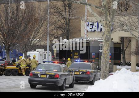 Rettungskräfte stehen vor der Columbia Town Center Mall, nachdem am 25. Januar 2014 drei Menschen bei einer Schießerei in der Mall in Columbia of Maryland, USA, getötet wurden. (Xinhua/Zhang Jun) US-MARYLAND-COLUMBIA-MALL-SHOOTING PUBLICATIONxNOTxINxCHN Rettungsstand vor der Columbia Town Center Mall, nachdem drei Prominente bei einem Shooting in der Mall in Columbia of Maryland USA AM 25 2014. Januar GETÖTET wurden XINHUA Zhang jun U.S. Maryland Columbia Mall Shooting PUBLATIONxNOTxINxCHN Stockfoto