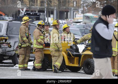 Rettungskräfte stehen vor der Columbia Town Center Mall, nachdem am 25. Januar 2014 drei Menschen bei einer Schießerei in der Mall in Columbia of Maryland, USA, getötet wurden. (Xinhua/Zhang Jun) US-MARYLAND-COLUMBIA-MALL-SHOOTING PUBLICATIONxNOTxINxCHN Rettungsstand vor der Columbia Town Center Mall, nachdem drei Prominente bei einem Shooting in der Mall in Columbia of Maryland USA AM 25 2014. Januar GETÖTET wurden XINHUA Zhang jun U.S. Maryland Columbia Mall Shooting PUBLATIONxNOTxINxCHN Stockfoto