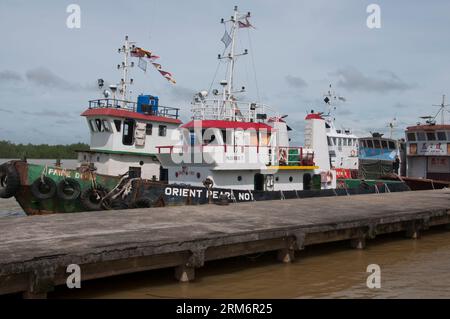 Passagierfähren legten im Rejang River in Sibu, Sarawak, Malaysian Borneo an. Da Straßen vorhanden sind, ist der Verkehr auf dem Fluss praktisch eingestellt Stockfoto