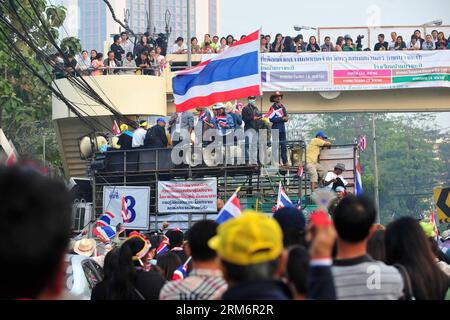 (140126) -- BANGKOK, 26. Januar 2014 (Xinhua) -- thailändische Anti-Regierungs-Demonstranten versammeln sich vor vorgezogenen Wahllokalen in Bangkok, Thailand, 26. Januar 2014. Die Vorauswahl in mindestens 16 Wahlkreisen in der thailändischen Hauptstadt Bangkok wurde aufgrund der Störung durch regierungsfeindliche Demonstranten abgesagt, berichtete die Nationalzeitung Sonntag. (Xinhua/Rachen Sageamsak) THAILAND-BANGKOK-ADVANCE VOTING-PROTEST-CANCELLATION PUBLICATIONxNOTxINxCHN Bangkok Jan 26 2014 XINHUA Thai Anti-Government-Demonstranten Rally vor den Advance Polling Stationen in Bangkok Thai Land Jan 26 2014 Advance Voting in AT le Stockfoto