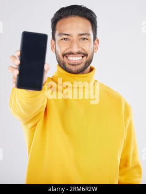 Telefon-Bildschirm, Mockup und Mann, Lächeln im Porträt mit Werbung und Technologie isoliert auf weißem Hintergrund. App, Website-Anzeigen und Marketing mit Stockfoto