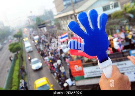 (140126) -- BANGKOK, 26. Januar 2014 (Xinhua) -- thailändische Anti-Regierungs-Demonstranten versammeln sich vor vorgezogenen Wahllokalen in Bangkok, Thailand, 26. Januar 2014. Die Vorauswahl in mindestens 16 Wahlkreisen in der thailändischen Hauptstadt Bangkok wurde aufgrund der Störung durch regierungsfeindliche Demonstranten abgesagt, berichtete die Nationalzeitung Sonntag. (Xinhua/Rachen Sageamsak) THAILAND-BANGKOK-ADVANCE VOTING-PROTEST-CANCELLATION PUBLICATIONxNOTxINxCHN Bangkok Jan 26 2014 XINHUA Thai Anti-Government-Demonstranten Rally vor den Advance Polling Stationen in Bangkok Thai Land Jan 26 2014 Advance Voting in AT le Stockfoto