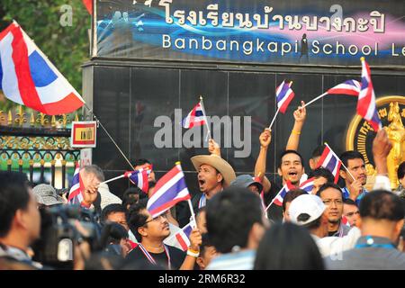 (140126) -- BANGKOK, 26. Januar 2014 (Xinhua) -- thailändische Anti-Regierungs-Demonstranten versammeln sich vor vorgezogenen Wahllokalen in Bangkok, Thailand, 26. Januar 2014. Die Vorauswahl in mindestens 16 Wahlkreisen in der thailändischen Hauptstadt Bangkok wurde aufgrund der Störung durch regierungsfeindliche Demonstranten abgesagt, berichtete die Nationalzeitung Sonntag. (Xinhua/Rachen Sageamsak) THAILAND-BANGKOK-ADVANCE VOTING-PROTEST-CANCELLATION PUBLICATIONxNOTxINxCHN Bangkok Jan 26 2014 XINHUA Thai Anti-Government-Demonstranten Rally vor den Advance Polling Stationen in Bangkok Thai Land Jan 26 2014 Advance Voting in AT le Stockfoto