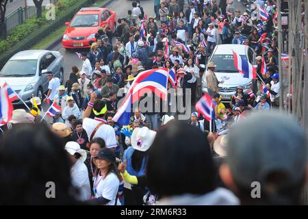 (140126) -- BANGKOK, 26. Januar 2014 (Xinhua) -- thailändische Anti-Regierungs-Demonstranten versammeln sich vor vorgezogenen Wahllokalen in Bangkok, Thailand, 26. Januar 2014. Die Vorauswahl in mindestens 16 Wahlkreisen in der thailändischen Hauptstadt Bangkok wurde aufgrund der Störung durch regierungsfeindliche Demonstranten abgesagt, berichtete die Nationalzeitung Sonntag. (Xinhua/Rachen Sageamsak) THAILAND-BANGKOK-ADVANCE VOTING-PROTEST-CANCELLATION PUBLICATIONxNOTxINxCHN Bangkok Jan 26 2014 XINHUA Thai Anti-Government-Demonstranten Rally vor den Advance Polling Stationen in Bangkok Thai Land Jan 26 2014 Advance Voting in AT le Stockfoto