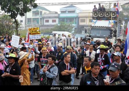 (140126) -- BANGKOK, 26. Januar 2014 (Xinhua) -- thailändische Anti-Regierungs-Demonstranten versammeln sich vor vorgezogenen Wahllokalen in Bangkok, Thailand, 26. Januar 2014. Die Vorauswahl in mindestens 16 Wahlkreisen in der thailändischen Hauptstadt Bangkok wurde aufgrund der Störung durch regierungsfeindliche Demonstranten abgesagt, berichtete die Nationalzeitung Sonntag. (Xinhua/Rachen Sageamsak) THAILAND-BANGKOK-ADVANCE VOTING-PROTEST-CANCELLATION PUBLICATIONxNOTxINxCHN Bangkok Jan 26 2014 XINHUA Thai Anti-Government-Demonstranten Rally vor den Advance Polling Stationen in Bangkok Thai Land Jan 26 2014 Advance Voting in AT le Stockfoto