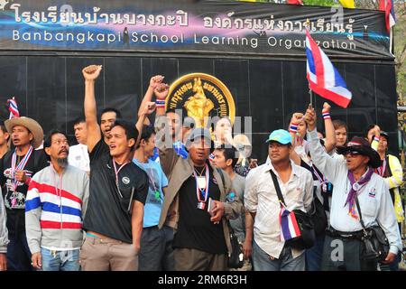 (140126) -- BANGKOK, 26. Januar 2014 (Xinhua) -- thailändische Anti-Regierungs-Demonstranten versammeln sich vor vorgezogenen Wahllokalen in Bangkok, Thailand, 26. Januar 2014. Die Vorauswahl in mindestens 16 Wahlkreisen in der thailändischen Hauptstadt Bangkok wurde aufgrund der Störung durch regierungsfeindliche Demonstranten abgesagt, berichtete die Nationalzeitung Sonntag. (Xinhua/Rachen Sageamsak) THAILAND-BANGKOK-ADVANCE VOTING-PROTEST-CANCELLATION PUBLICATIONxNOTxINxCHN Bangkok Jan 26 2014 XINHUA Thai Anti-Government-Demonstranten Rally vor den Advance Polling Stationen in Bangkok Thai Land Jan 26 2014 Advance Voting in AT le Stockfoto