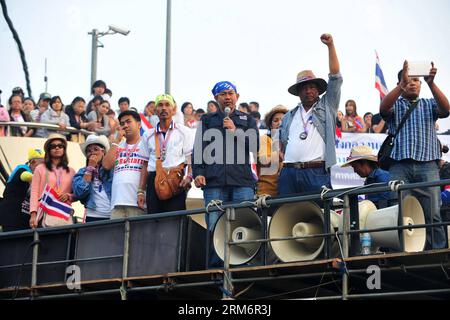 (140126) -- BANGKOK, 26. Januar 2014 (Xinhua) -- thailändische Anti-Regierungs-Demonstranten versammeln sich vor vorgezogenen Wahllokalen in Bangkok, Thailand, 26. Januar 2014. Die Vorauswahl in mindestens 16 Wahlkreisen in der thailändischen Hauptstadt Bangkok wurde aufgrund der Störung durch regierungsfeindliche Demonstranten abgesagt, berichtete die Nationalzeitung Sonntag. (Xinhua/Rachen Sageamsak) THAILAND-BANGKOK-ADVANCE VOTING-PROTEST-CANCELLATION PUBLICATIONxNOTxINxCHN Bangkok Jan 26 2014 XINHUA Thai Anti-Government-Demonstranten Rally vor den Advance Polling Stationen in Bangkok Thai Land Jan 26 2014 Advance Voting in AT le Stockfoto