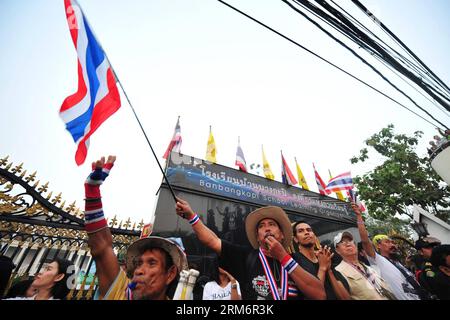 (140126) -- BANGKOK, 26. Januar 2014 (Xinhua) -- thailändische Anti-Regierungs-Demonstranten versammeln sich vor vorgezogenen Wahllokalen in Bangkok, Thailand, 26. Januar 2014. Die Vorauswahl in mindestens 16 Wahlkreisen in der thailändischen Hauptstadt Bangkok wurde aufgrund der Störung durch regierungsfeindliche Demonstranten abgesagt, berichtete die Nationalzeitung Sonntag. (Xinhua/Rachen Sageamsak) THAILAND-BANGKOK-ADVANCE VOTING-PROTEST-CANCELLATION PUBLICATIONxNOTxINxCHN Bangkok Jan 26 2014 XINHUA Thai Anti-Government-Demonstranten Rally vor den Advance Polling Stationen in Bangkok Thai Land Jan 26 2014 Advance Voting in AT le Stockfoto