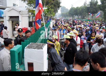 (140126) -- BANGKOK, 26. Januar 2014 (Xinhua) -- thailändische Anti-Regierungs-Demonstranten versammeln sich vor vorgezogenen Wahllokalen in Bangkok, Thailand, 26. Januar 2014. Die Vorauswahl in mindestens 16 Wahlkreisen in der thailändischen Hauptstadt Bangkok wurde aufgrund der Störung durch regierungsfeindliche Demonstranten abgesagt, berichtete die Nationalzeitung Sonntag. (Xinhua/Rachen Sageamsak) THAILAND-BANGKOK-ADVANCE VOTING-PROTEST-CANCELLATION PUBLICATIONxNOTxINxCHN Bangkok Jan 26 2014 XINHUA Thai Anti-Government-Demonstranten Rally vor den Advance Polling Stationen in Bangkok Thai Land Jan 26 2014 Advance Voting in AT le Stockfoto