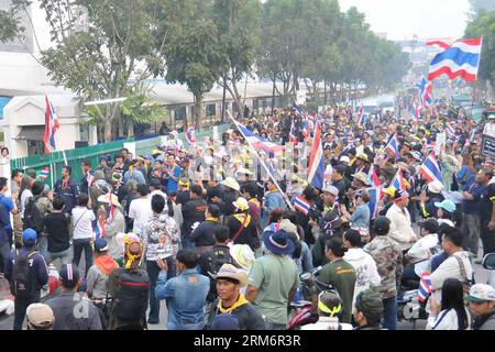 (140126) -- BANGKOK, 26. Januar 2014 (Xinhua) -- thailändische Anti-Regierungs-Demonstranten versammeln sich vor vorgezogenen Wahllokalen in Bangkok, Thailand, 26. Januar 2014. Die Vorauswahl in mindestens 16 Wahlkreisen in der thailändischen Hauptstadt Bangkok wurde aufgrund der Störung durch regierungsfeindliche Demonstranten abgesagt, berichtete die Nationalzeitung Sonntag. (Xinhua/Rachen Sageamsak) THAILAND-BANGKOK-ADVANCE VOTING-PROTEST-CANCELLATION PUBLICATIONxNOTxINxCHN Bangkok Jan 26 2014 XINHUA Thai Anti-Government-Demonstranten Rally vor den Advance Polling Stationen in Bangkok Thai Land Jan 26 2014 Advance Voting in AT le Stockfoto