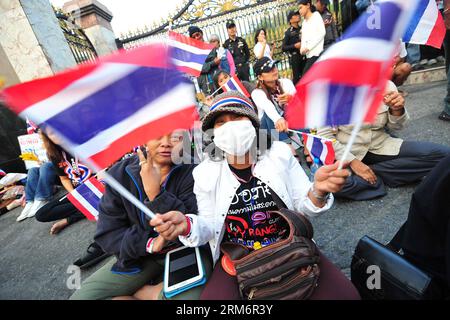 (140126) -- BANGKOK, 26. Januar 2014 (Xinhua) -- thailändische Anti-Regierungs-Demonstranten versammeln sich vor vorgezogenen Wahllokalen in Bangkok, Thailand, 26. Januar 2014. Die Vorauswahl in mindestens 16 Wahlkreisen in der thailändischen Hauptstadt Bangkok wurde aufgrund der Störung durch regierungsfeindliche Demonstranten abgesagt, berichtete die Nationalzeitung Sonntag. (Xinhua/Rachen Sageamsak) THAILAND-BANGKOK-ADVANCE VOTING-PROTEST-CANCELLATION PUBLICATIONxNOTxINxCHN Bangkok Jan 26 2014 XINHUA Thai Anti-Government-Demonstranten Rally vor den Advance Polling Stationen in Bangkok Thai Land Jan 26 2014 Advance Voting in AT le Stockfoto