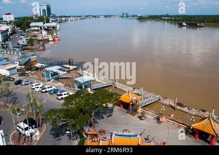 Rejang River Frontage in Sibu, Sarawak, Malaysian Borneo. Mit den vorhandenen Straßen ist der Personenverkehr auf dem Fluss praktisch eingestellt Stockfoto