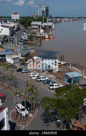 Rejang River Frontage in Sibu, Sarawak, Malaysian Borneo. Mit den vorhandenen Straßen ist der Personenverkehr auf dem Fluss praktisch eingestellt Stockfoto