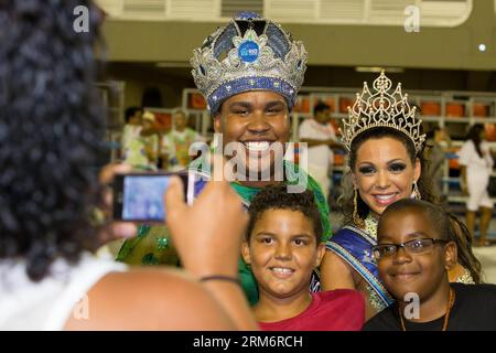 Performers from a samba school named Imperio Serrano in the access group pose for a photo with the spectators as they taking part in a rehearsal of the Carnival at Sambodromos in Rio de Janeiro, Brazil, Jan. 26, 2014. As the annual Carnival in Rio de Janeiro draws near, participants began their rehearsals at the famous Sambodromos in recent days. (Xinhua/Xu Zijian) (zjl) BRAZIL-RIO DE JANEIRO-CARNIVAL-REHEARSAL PUBLICATIONxNOTxINxCHN   Performers from a Samba School Named Imperio Serrano in The Access Group Pose for a Photo With The spectators As They Taking Part in a rehearsal of The Carnival Stock Photo