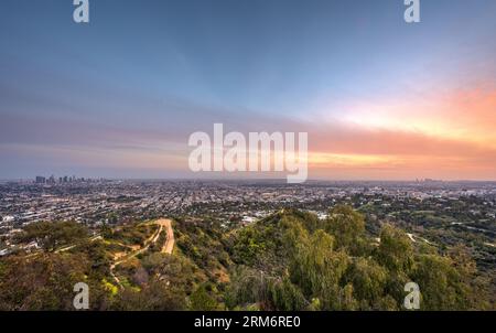 Endloses Los Angeles mit der Skyline der Innenstadt nach Sonnenuntergang Stockfoto