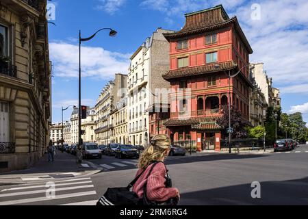 PARIS (75) 8. PLATZ GERARD OURY. 'LA MAISON DE LOO' (SURNOMMEE LA PAGODE ROUGE) ABRITE UN MUSEE PRIVE D'ART ASIATIQUE. CET ANCIEN HO Stockfoto