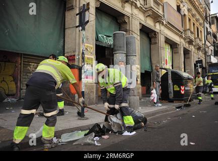 Mitarbeiter reinigen eine Straße nach einer Operation gegen die Waren, die auf den Straßen verkauft werden, die als illegal gelten, in Buenos Aires, der Hauptstadt Argentiniens, am 26. Januar, 2014. während des Betriebs wurden 30 Stände abgeschafft und 13 Lastkraftwagen beschlagnahmt. (Xinhua/Alejandro Santa Cruz/TELAM) (rt) (Ah) ARGENTINA-BUENOS AIRES-SOCIETY PUBLICATIONxNOTxINxCHN Mitarbeiter reinigen eine Straße nach der Operation gegen die Waren Verkauf auf den Straßen als illegal in Buenos Aires Hauptstadt von Argentinien AM 26 2014. Januar während der Operation 30 Stand wurden abgeschafft und 13 Trucks von Merchandi Stockfoto