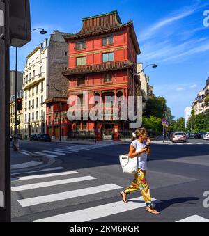 PARIS (75) 8. PLATZ GERARD OURY. 'LA MAISON DE LOO' (SURNOMMEE LA PAGODE ROUGE) ABRITE UN MUSEE PRIVE D'ART ASIATIQUE. CET ANCIEN HO Stockfoto