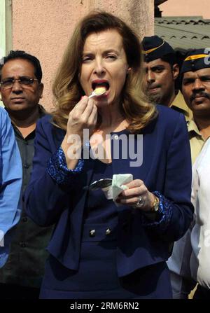 (140127) -- MUMBAI, 27. Januar 2014 (Xinhua) -- Valerie Trierweiler (vorn), die Ex-First Lady des französischen Präsidenten Francois Hollande, isst Mangelernährungsformel im Nutrition Rehabilitation and Research Center am Dharavi Slum in Mumbai, Indien, 27. Januar 2014. Einen Tag nach der Trennung mit Hollande startete Trierweiler eine neue Bühne in ihrem Leben Sonntag mit einem Wohltätigkeitsbesuch in Indien. (Xinhua/Stringer) INDIA-MUMBAI-FRANCE-VALERIE TRIERWEILER PUBLICATIONxNOTxINxCHN Mumbai Jan 27 2014 XINHUA Valerie Trierweiler Front die Ex-First Lady des französischen Präsidenten Francois Hollande isst IN Nu die Formel für Mangelernährung Stockfoto