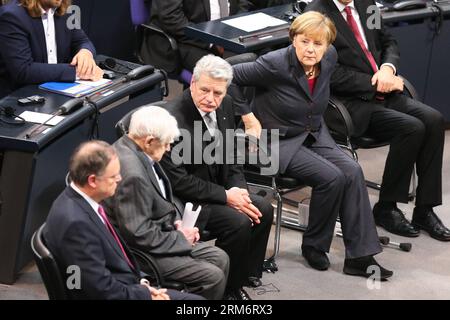 BERLIN, 27. Januar 2014 - Bundeskanzlerin Angela Merkel (1. R) und Bundespräsident Joachim Gauck (2. R) blicken auf Daniil Granin (2. L), einen 95-jährigen russischen Überlebenden des Zweiten Weltkriegs, während einer Gedenkveranstaltung im Bundestag, dem Unterhaus des Deutschen parlaments, in Berlin, der Hauptstadt Deutschlands, am 27. Januar 2013. Der Deutsche bundestag hielt am Montag Zeremonien ab, um die Opfer der Nazibelagerung Leningrads und die im Todeslager Auschwitz während des Zweiten Weltkriegs am internationalen Holocaust-Gedenktag zu erinnern. (Xinhua/Zhang Fan) (zjl) GERMANY-BERLIN-HOLOCAUST MEMORIAL DAY PUBLICATIONxNOTxINxCHN Stockfoto