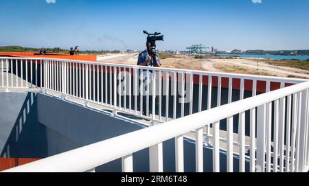 (140128) -- HAVANA, Jan. 28, 2014 (Xinhua) -- Reporters work at the the first phase of the Cuba s Special Development Zone in the port of Mariel, about 50 kilometers west of Havana, capital of Cuba, on Jan. 27, 2013. Cuban leader Raul Castro and Brazilian President Dilma Rousseff Monday inaugurated the first phase of the Cuba s Special Development Zone in the port of Mariel, a project largely financed by Brazil. (Xinhua/Liu Bin)(axy) CUBA-HAVANA-SPECIAL DEVELOPMENT ZONE-MARIEL PORT PUBLICATIONxNOTxINxCHN   Havana Jan 28 2014 XINHUA Reporters Work AT The The First Phase of The Cuba S Special De Stock Photo