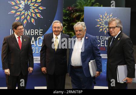 (140128) -- HAVANNA, 28. Januar 2014 (Xinhua) -- der kubanische Präsident Raul Castro (2. L) posiert für ein Gruppenfoto mit seinem Pendant zu Uruguay Jose Mujica (2. R), während der Eröffnung des zweiten Gipfels der Gemeinschaft der lateinamerikanischen und karibischen Staaten (CELAC, für seine Initialen auf Spanisch), in der kubanischen Hauptstadt Havanna, am 28. Januar 2014. Der zweitägige Gipfel wird sich auf die Bekämpfung von Hunger, Armut und Ungleichheit konzentrieren. (Xinhua/AVN) (jp) (ah) KUBA-HAVANNA-POLITICS-CELAC PUBLICATIONxNOTxINxCHN Havanna Jan 28 2014 XINHUA kubanischer Präsident Raul Castro 2. L posiert für ein Gruppenfoto mit seinem Teil o Stockfoto